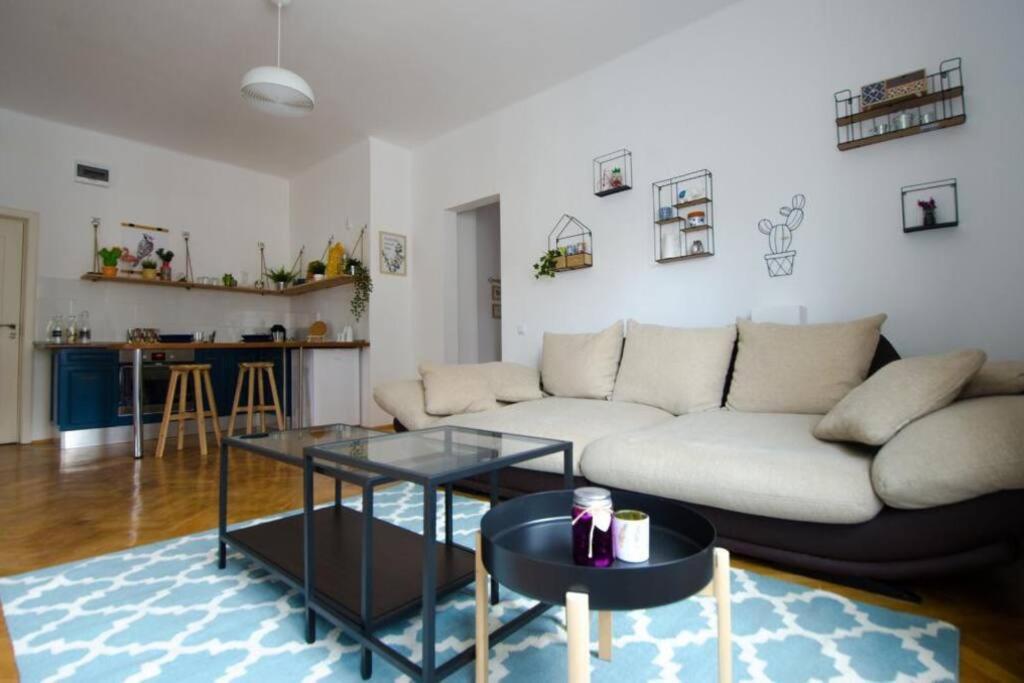 Stylized And Modern Apartment In Bucharest Luaran gambar